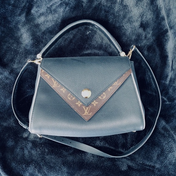 ❌SOLD❌ Authentic Louis Vuitton Double V Noir - Picture 6 of 9